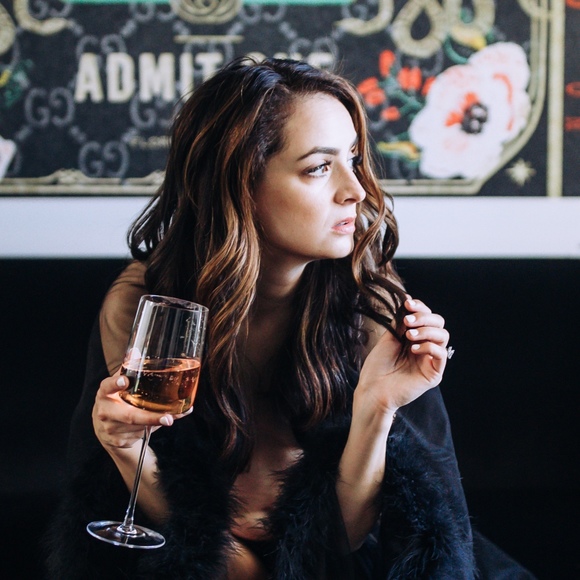 Meet your Posher, Liz - Picture 1 of 1